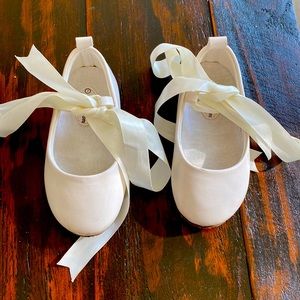 Flower girl shoes with tie ribbon
